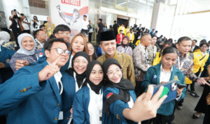 Menteri Transmigrasi M. Iftitah Sulaiman Suryanagara berpose bersama mahasiswa peserta Tim Ekspedisi Patriot (TEP) Kementrans saat pelepasan program di Jakarta, Minggu (24/8/2025). (Dok. Kementrans)