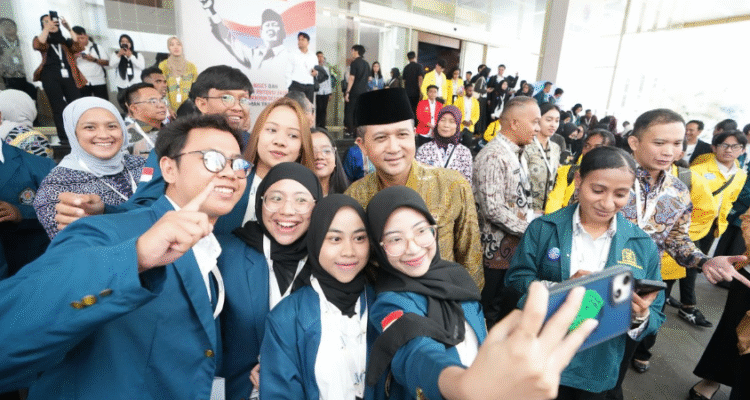Menteri Transmigrasi M. Iftitah Sulaiman Suryanagara berpose bersama mahasiswa peserta Tim Ekspedisi Patriot (TEP) Kementrans saat pelepasan program di Jakarta, Minggu (24/8/2025). (Dok. Kementrans)