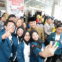 Menteri Transmigrasi M. Iftitah Sulaiman Suryanagara berpose bersama mahasiswa peserta Tim Ekspedisi Patriot (TEP) Kementrans saat pelepasan program di Jakarta, Minggu (24/8/2025). (Dok. Kementrans)