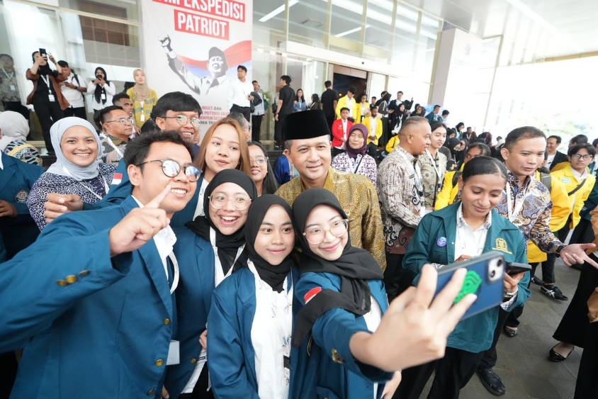 Menteri Transmigrasi M. Iftitah Sulaiman Suryanagara berpose bersama mahasiswa peserta Tim Ekspedisi Patriot (TEP) Kementrans saat pelepasan program di Jakarta, Minggu (24/8/2025). (Dok. Kementrans)